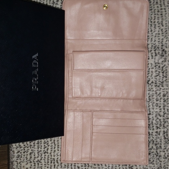 Authentic Prada Wallet on Chain - Picture 6 of 12